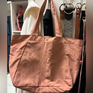 Lululemon side cinch shopper bag, light pink color